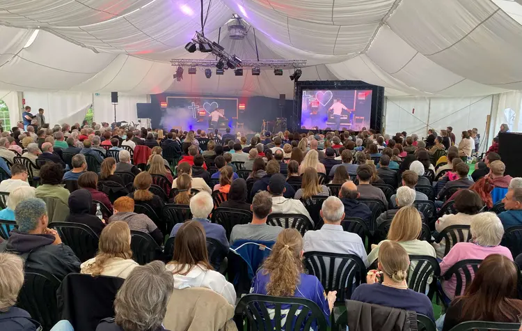 Volles Haus in der Zeltkirche