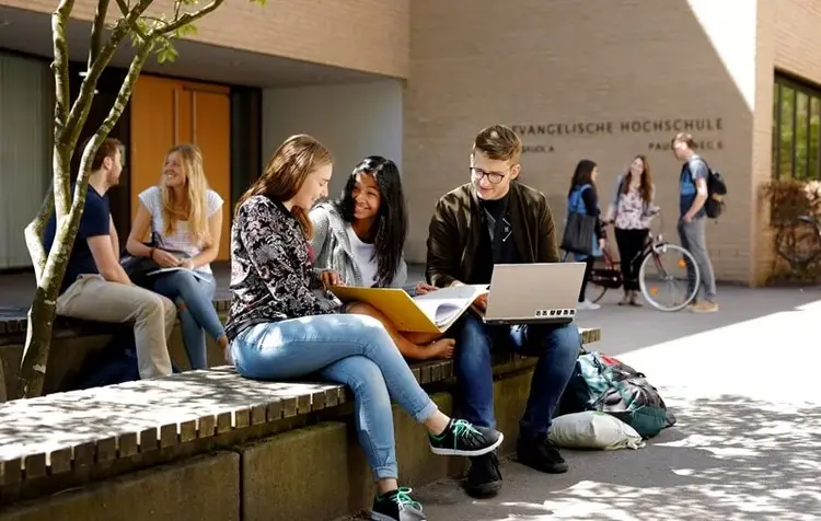 Bewerbungen an der Evangelischen Hochschule Ludwigsburg sind bis zum 30. Juni online möglich.