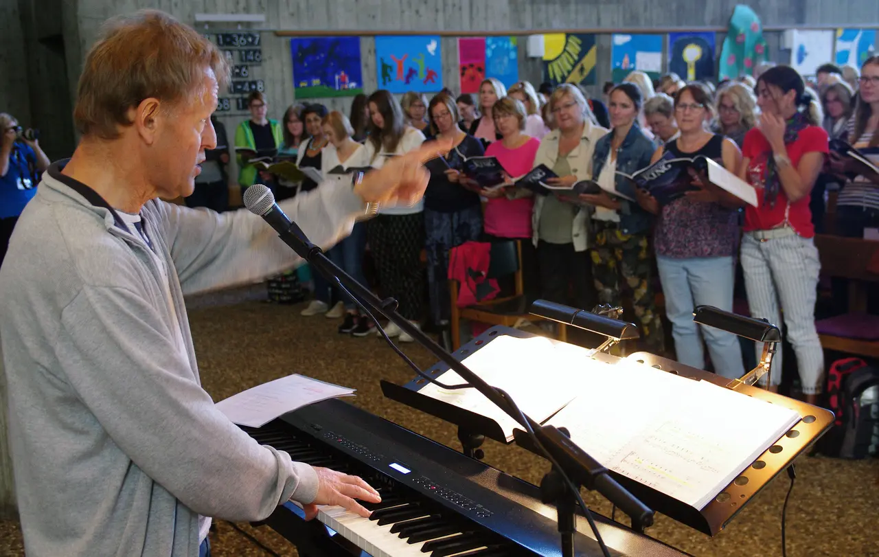 Hans-Martin Sauter - Kirchenmusikdirektor, Popchorreferent beim Evangelischen Jugendwerk und irgendwie auch Entertainer für die mehr als 400 Sängerinnen und Sänger...