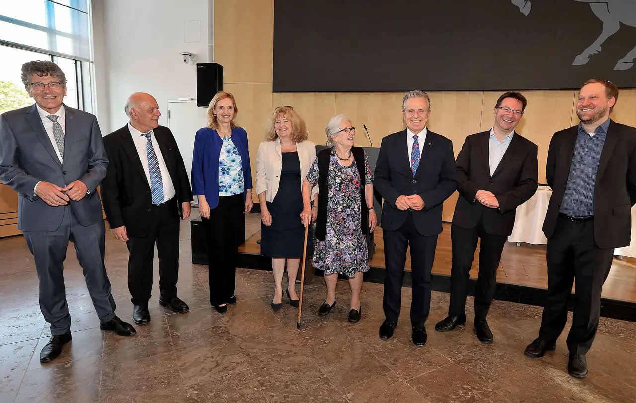 v.l.n.r: Landesbischof Ernst-Wilhelm Gohl, Michael Kashi, BMin Fezer, Barbara Traub, Doris Metzger, die Ehefrau von Hartmut Metzger, OB Dr. Nopper, Dr. Michael Blume und Rabbiner Jehoschua Ahrens; Rechte: Landeshauptstadt Stuttgart