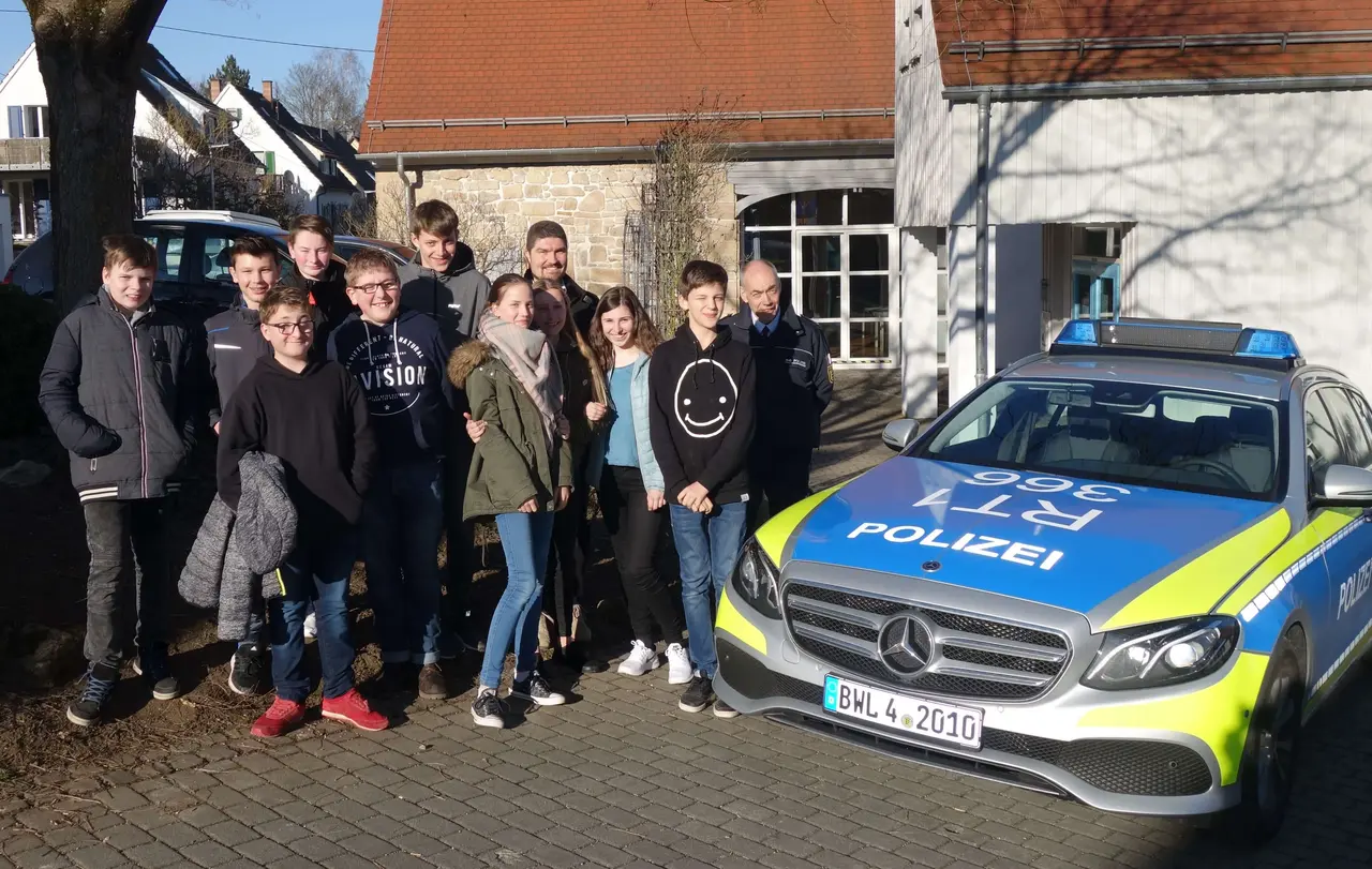 Polizeihauptkommisar Andreas Menz (rechts) besucht die Konfirmanden in Aich.