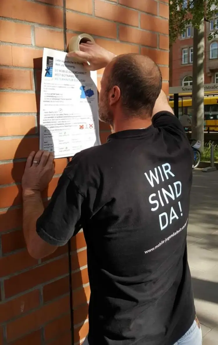 Auch mit Plakaten macht die Mobile Jugendarbeit auf ihre Angebote aufmerksam und gibt die Handynummern ihrer Mitarbeitenden bekannt.