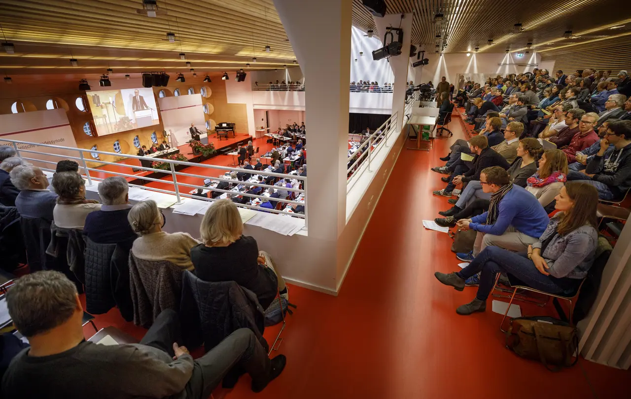 Volle Zuschauertribüne bei der Landessynode im Stuttgarter Hospitalhof.