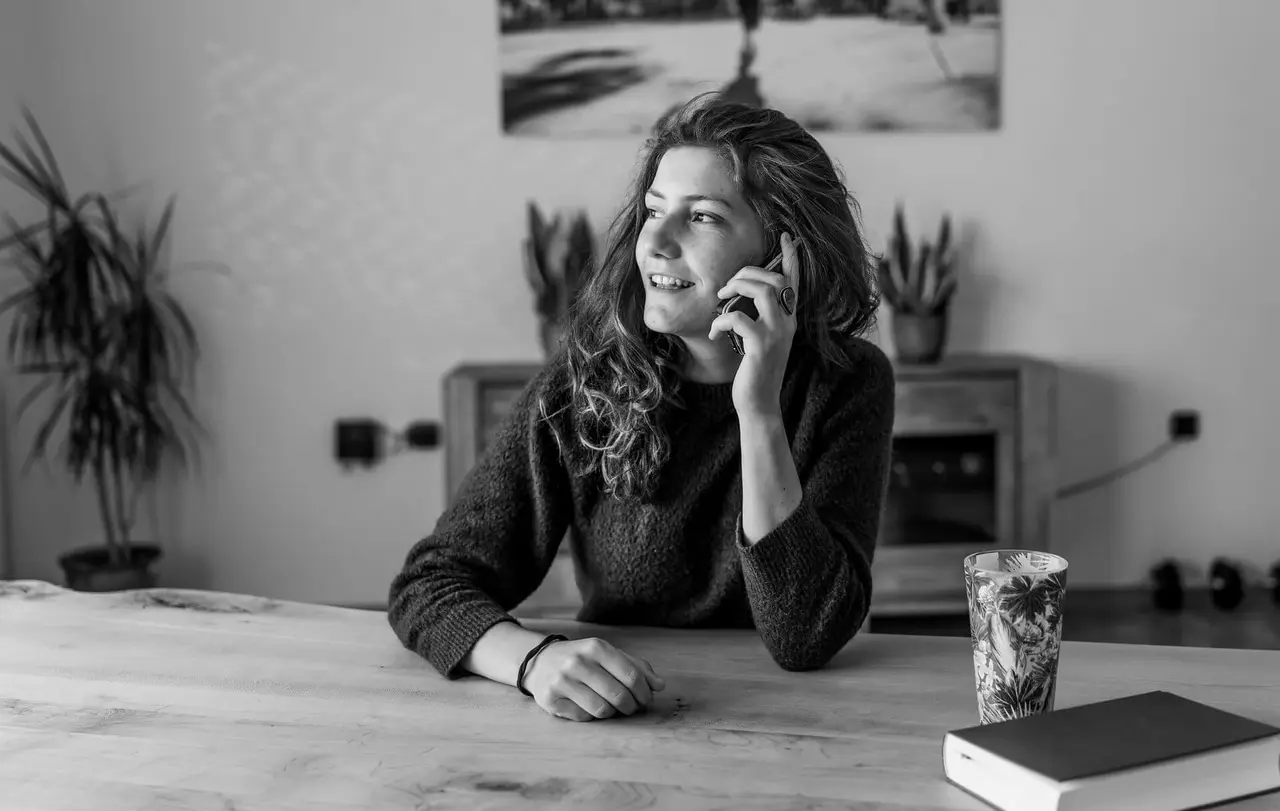 Kranken und einsamen Menschen hilft jeder Kontakt, egal ob Sie anrufen, einen Brief schreiben oder eine E-Mail.