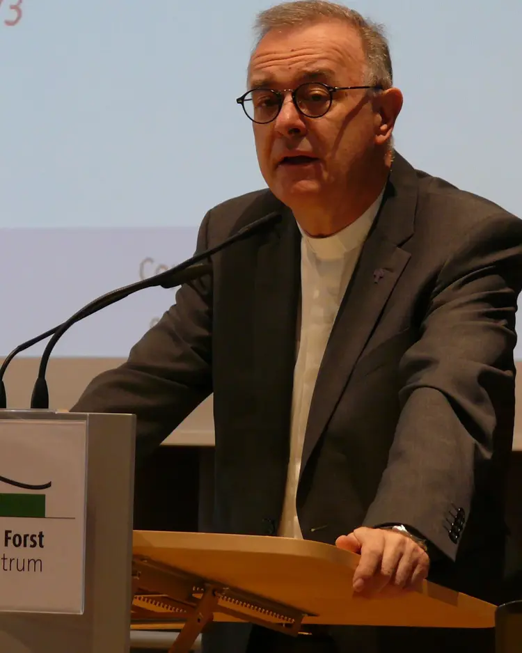 Landesbischof Dr. h. c. Frank Otfried July vor 200 Jugendreferenten des Evangelischen Jugendwerks in Württemberg (EJW)