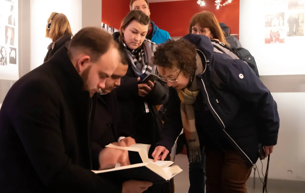 Die Beauftragte für die Zusammenarbeit mit Sinti und Roma wirft gemeinsam mit den Nachkommen der Ermordeten einen Blick in die Lagerbücher von Auschwitz.