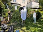Filmdreh mit Tobias Wörner im Garten. Im Vordergrund Kameraequipment