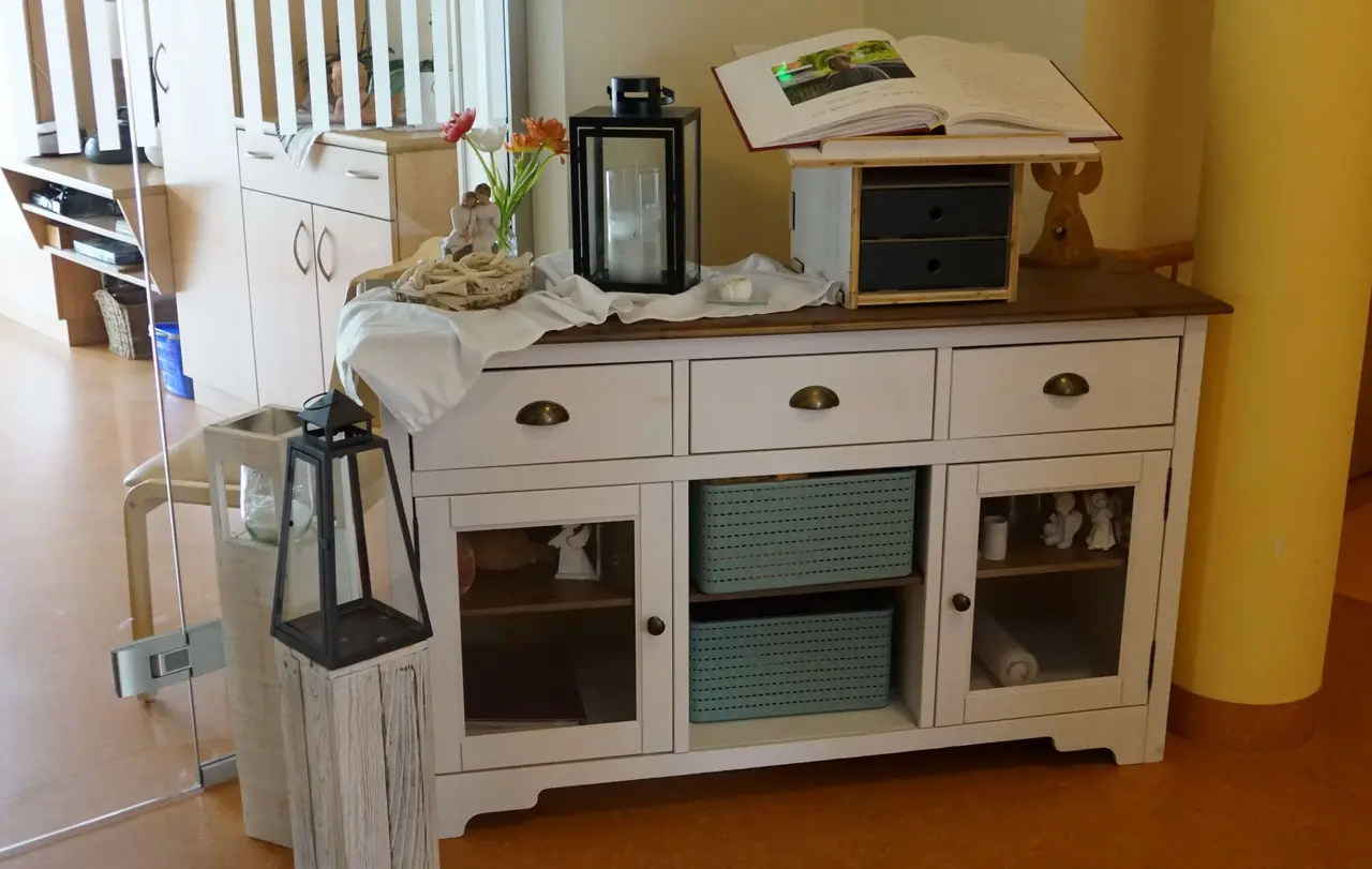 Wenn ein Gast stirbt, wird hier eine Kerze für ihn angezündet. In das Buch können Mitarbeitende, andere Gäste und Angehörige etwas hineinschreiben.