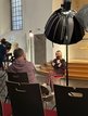 Adelina Zilai während Videodreh im Gespräch in einer Kirche