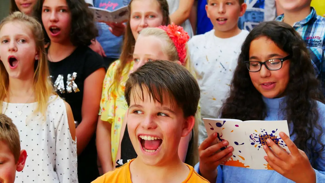 Die Kinder haben sichtlich Spaß bei der Chorprobe für Luther klingt klasse