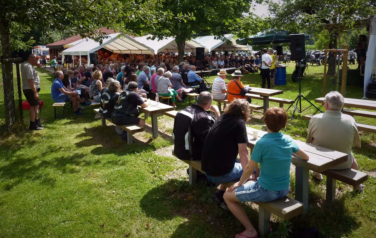 Nicht nur rund 300 Motorradfahrer aus dem Großraum Stuttgart feierten den Gottesdienst in Esslingen-Berkheim: Auch "Leute aus dem Ort, die man sonst das ganze Jahr nicht in der Kirche sieht", nahmen teil. So beschreibt es Organisator Otto Handel.
