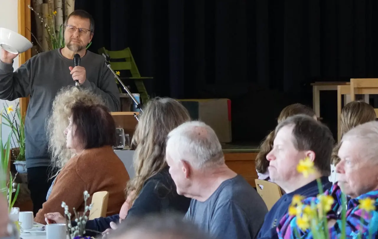 Thomas Cornelius, Pfarrer in Oberjettingen, hält einen Impuls.