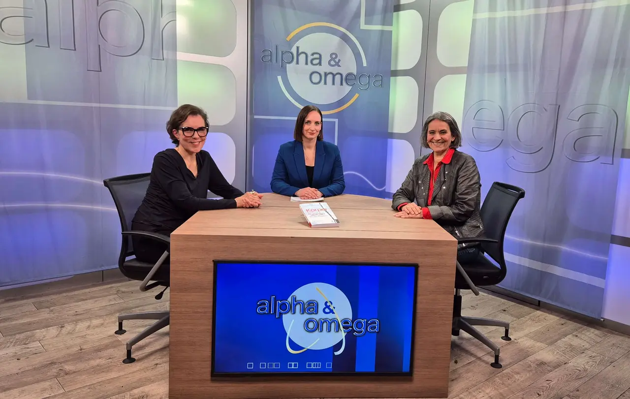 "Alpha &amp; Omega"-Moderatorin Heidrun Lieb (Mitte) im Gespräch mit Anna Schreiber (links) und Astrid Fehrenbach (rechts)