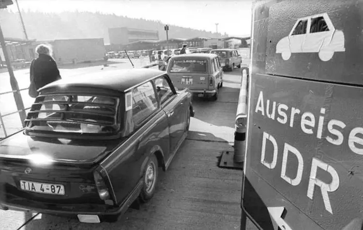 Die DDR-Grenzübergangsstelle Hirschberg an der A9 am 10. November 1989.