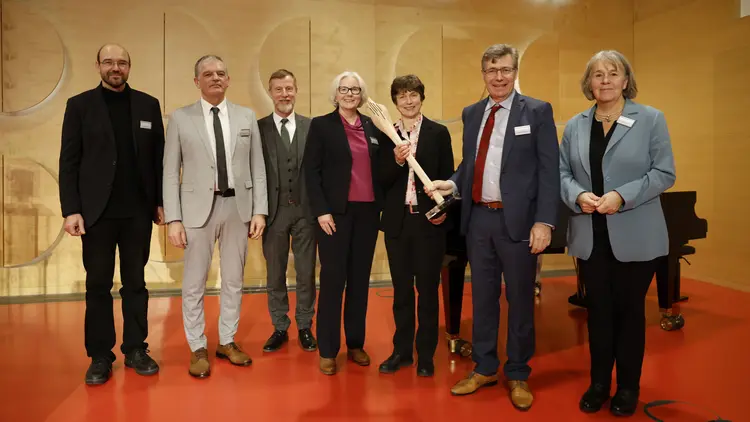 Verleihung Gottesdienstpreis, V.l.n.r. Dr. Andreas Leipold, Igor Lindner, Johannes Eißler (Präsidium Landessynode), Synodalpräsidentin Sabine Foth, Preisträgerin Henrike Schmidt, Dr. Stephan Goldschmitt, Andrea Bleher (Präsidium Landessynode) V.l.n.r. Dr. Andreas Leipold, Igor Lindner, Johannes Eißler (Präsidium Landessynode), Synodalpräsidentin Sabine Foth, Preisträgerin Henrike Schmidt, Dr. Stephan Goldschmitt, Andrea Bleher (Präsidium Landessynode)