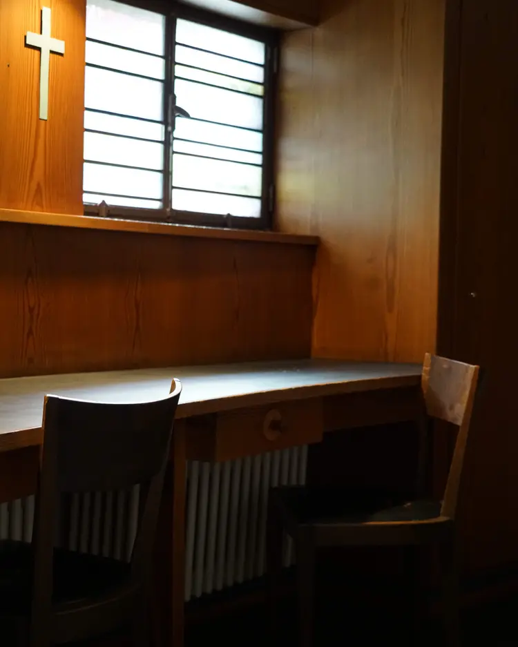 Kreuzkirche Hedelfingen Weite Teile der Möblierung sind erhalten: hier der mit Linoleum bezogene Tisch und die Stühle in der Sakristei.
