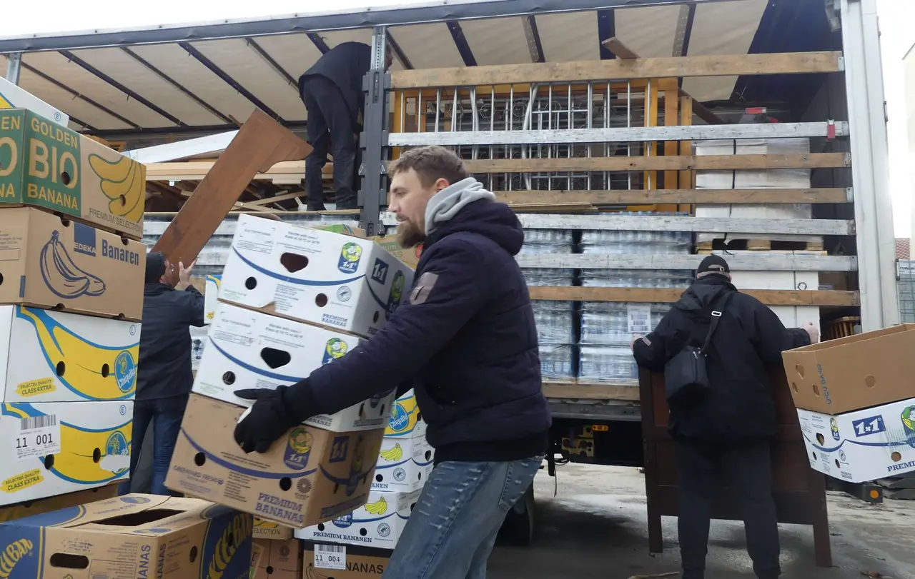 Für jeden Transport plant Ulrich Hirsch ein Helferteam ein, das an verschiedenen Orten zum Einsatz kommt.