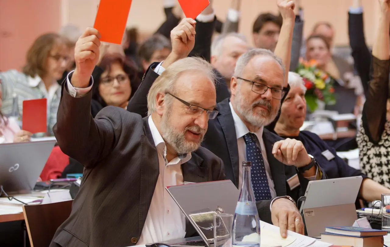 Hans Leitlein (vorne links) während einer Abstimmung in der Landessynode (Archivfoto).