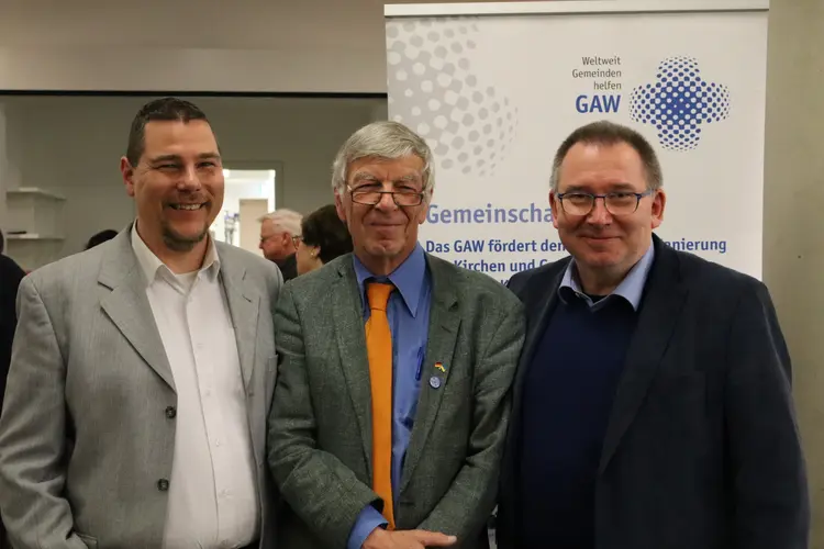 Pétur Thorsteinsson (rechts) und die früheren Geschäftsführer des GAW Württemberg Michael Proß (links) und Ulrich Hirsch (Mitte) Drei Generationen von Geschäftsführern des GAW Württemberg: Michael Pross, Ulrich Hirsch und Petur Thorsteinsson (v.l.n.r.)