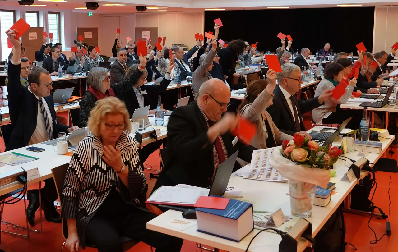 Abstimmungen in Serie: Die Synode entsandte Mitglieder in zahlreiche Gremien, Ausschüsse und Fonds.