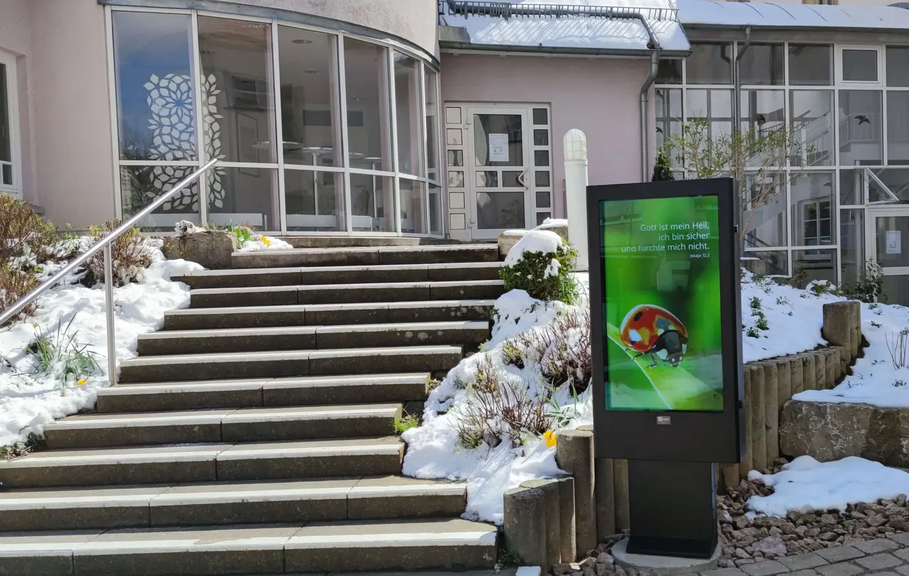 Der digitale Schaukasten der Kirchengemeinde Eningen unter Achalm zeigt unter anderem Gemeindetermine und Plakate zum Kirchenjahr an.