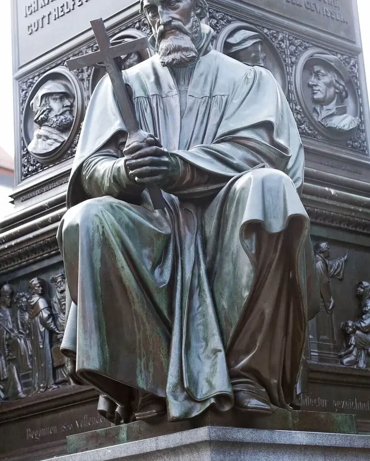 Jan Hus Die Skulptur von Johann Huss am Lutherdenkmal in Worms. Der Tscheche wurde 1415 auf dem Konzil zu Konstanz als Ketzer verbrannt.