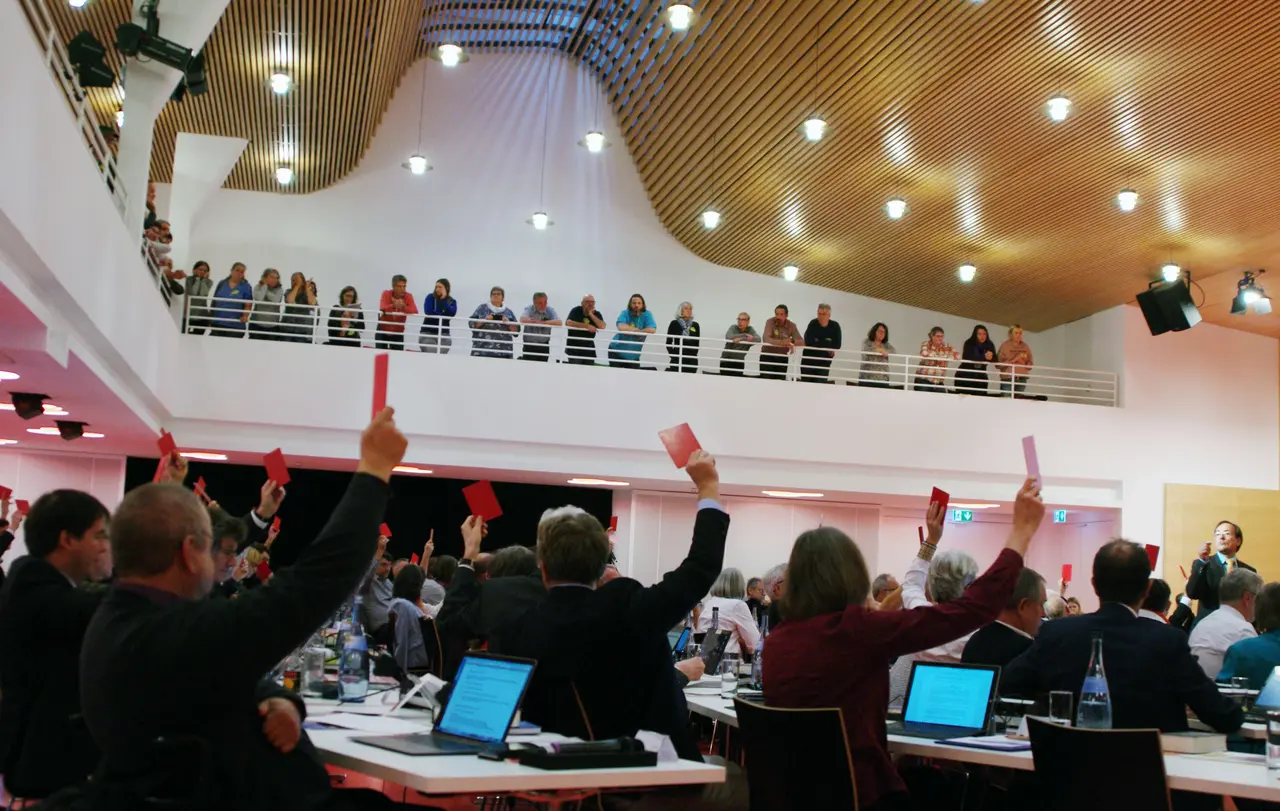 Auch am letzten Sitzungstag der insgesamt sechsjährigen Amtszeit hatten die Mitglieder der 15, Landessynode zahlreiche Beschlüsse zu fassen - beobachtet von Gästen auf der Besucherempore.