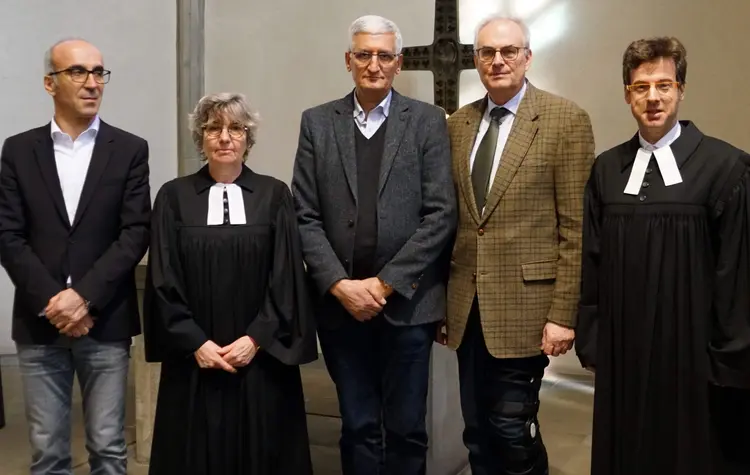 Turan Tekin (links), der Landesvorsitzende der kurdischen Gemeinden in Baden-Württemberg, und Süleyman Sever (Mitte), Vorsitzender der kurdischen Gemeinde in Stuttgart, dankten Prälatin Gabriele Arnold, Dekan Eckart Schultz-Berg (zweiter von rechts) und Stiftskirchenpfarrer Matthias Vosseler (rechts) für das Friedenszeichen.