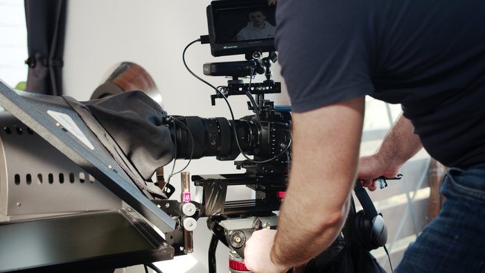 Nahaufnahme eines Kameramanns beim Vidoedreh mit YouTuber Philipp Mickenbecker von den RealLifeGuys 