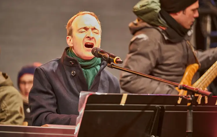 Patrick Bopp von der Vocal-Comedy-Truppe FÜENF ist Vorsinger beim 3. Stuttgarter Weihnachtssingen.