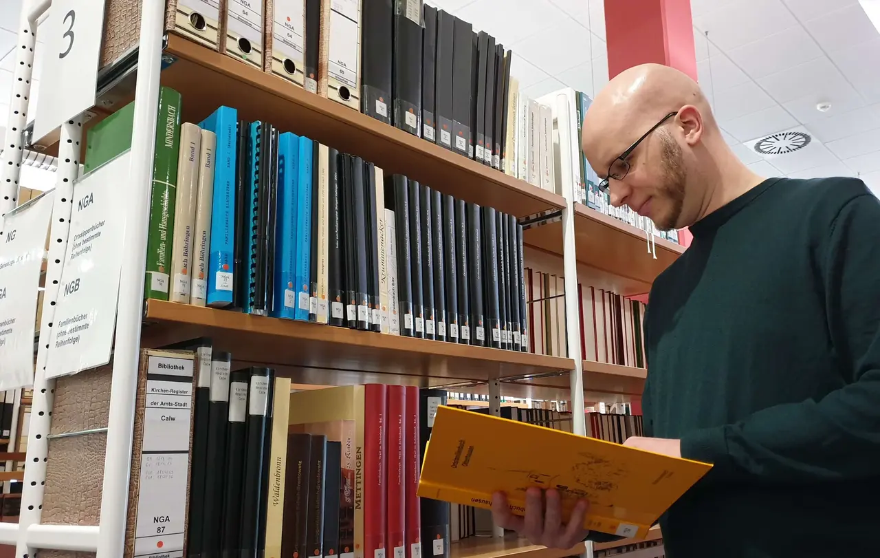Archivar Uwe Heizmann beim Sichten alter Kirchenunterlagen.