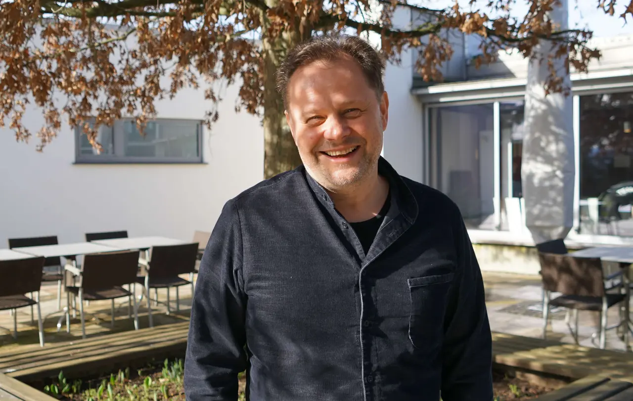 Liederdichter Arne Kopfermann ist der Ansicht, wenn das Böse aus dem Lobpreis ausgeklammert werde, entstehe eine Sonntagsspiritualität statt einer Alltagsspiritualität und ein Zwiespalt im Leben.