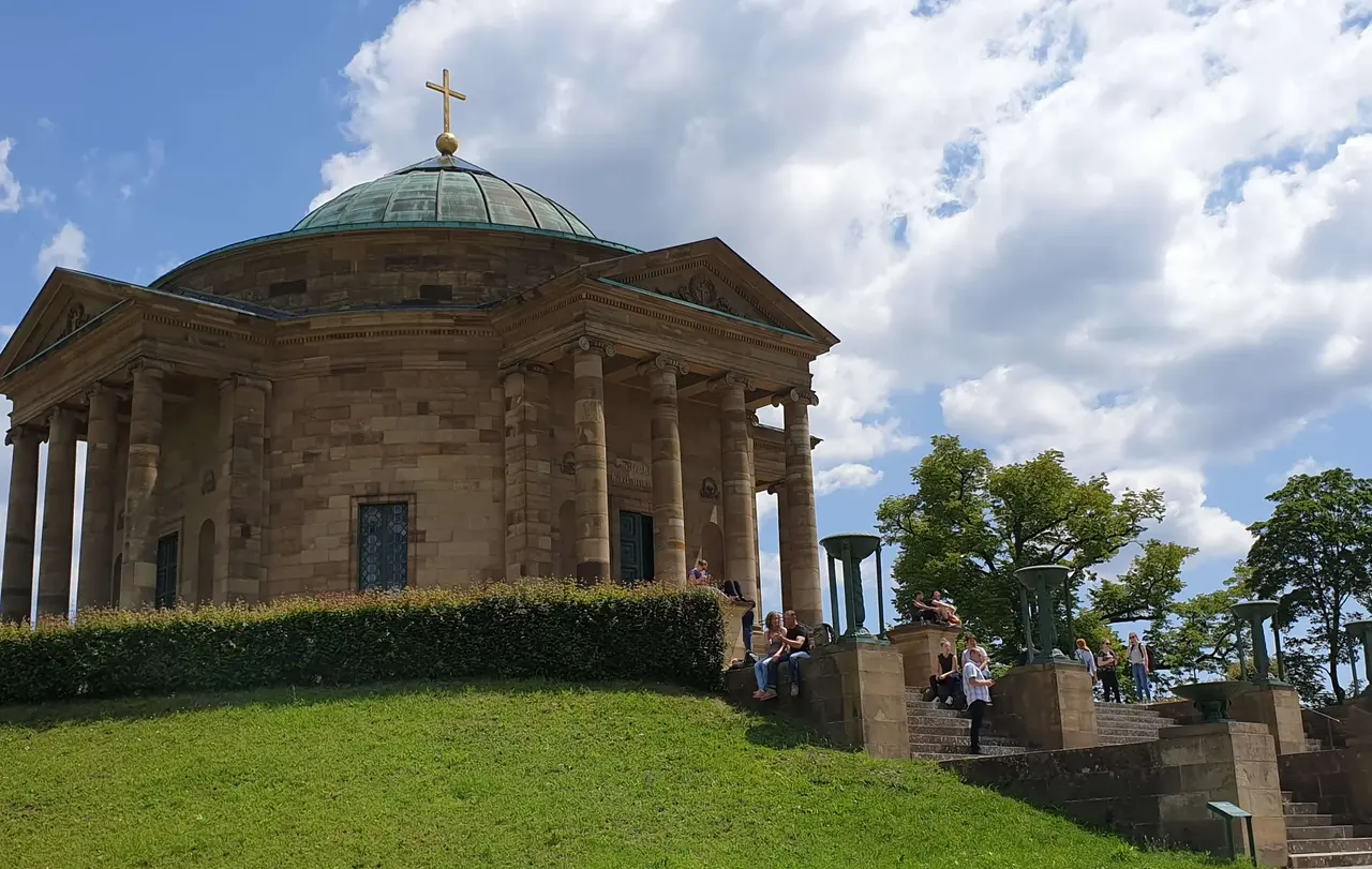 In der Grabkapelle auf dem Württemberg sind ab dem kommenden Jahr standesamtliche und freie Trauungen möglich, kündigt die Verwaltung der Staatlichen Schlösser und Gärten Baden-Württemberg an.