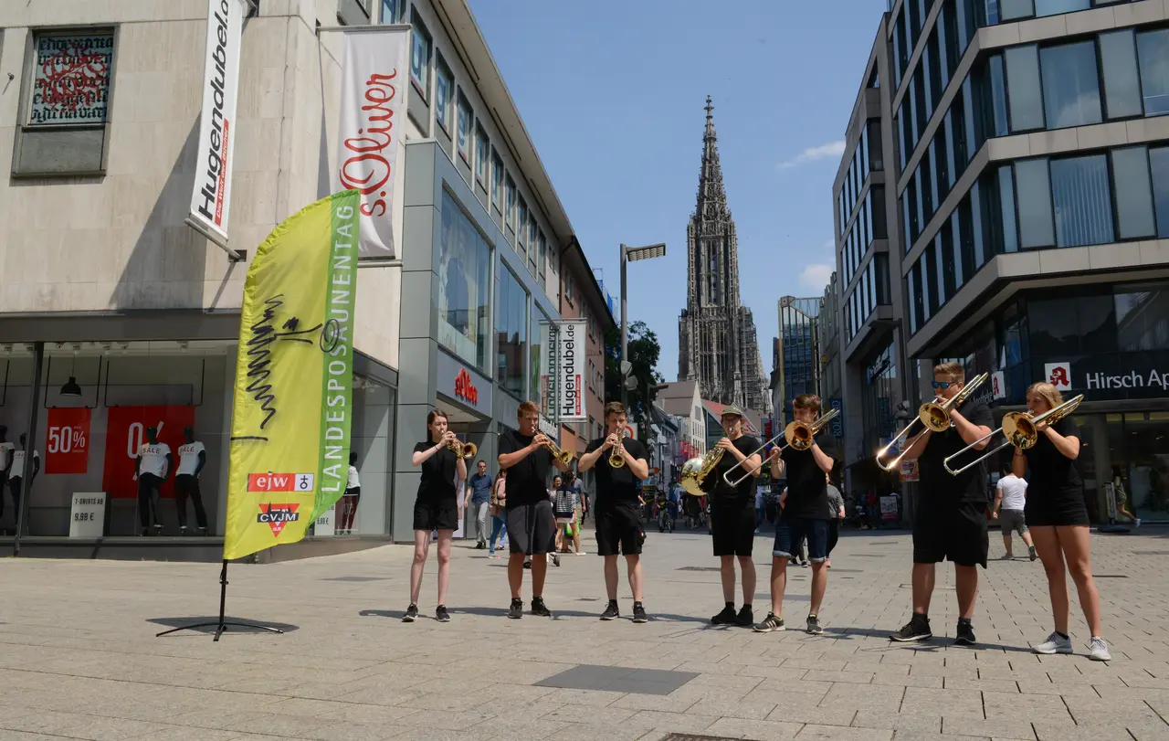 Am Samstagnachmittag treten Bläsergruppen an ungewöhnlichen Orten in Ulm auf.