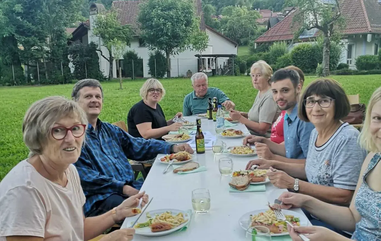 Bei der Abschluss-KGR-Sitzung vor der Sommerpause wird traditionell im Pfarrgarten gegrillt. Auch die Mitarbeitenden der Kirchengemeinde werden dazu eingeladen. Dritter von rechts: Philipp Kuch.