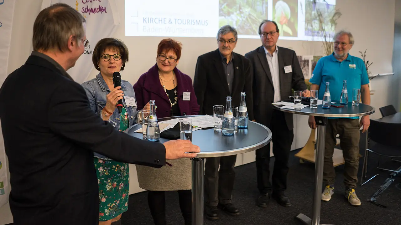 Talkrunde beim Messeauftritt der vier großen Kirchen in Baden-Württemberg 
V.l.n.r.: Theologe und Forstwissenschaftler Friedrich Burghardt, Pfarrerin Esther Sauer (Ev. Landeskirche in Württemberg), Ingrid Knöll-Herde (Ev. Landeskirche in Baden), Diakon Eugen Haag (Diözese Rottenburg-Stuttgart), Dr. Norbert Kebekus (Erzdiözese Freiburg), Dipl.-Ing. Harmut Pradt („Plantomobil“)