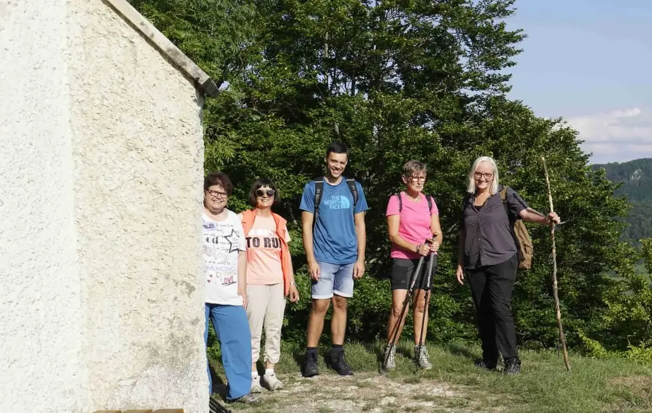 Zur Einsetzung schenkte der Kirchengemeinderat der neuen Pfarrerin der Gemeinde (rechts: Yasna Crüsemann) einen Wanderausflug. Nicht alle Gremiumsmitglieder konnten teilnehmen.