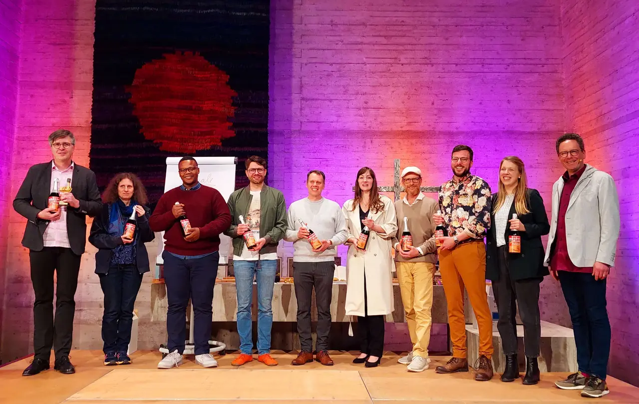 Die Teilnehmerinnen und Teilnehmer beim Stuttgarter Preacher Slam in der Steiggemeinde Bad Cannstatt. Gewinner Jens Keil (erster von links) hält den Wanderpokal „SlamSteiger“ in der Hand.