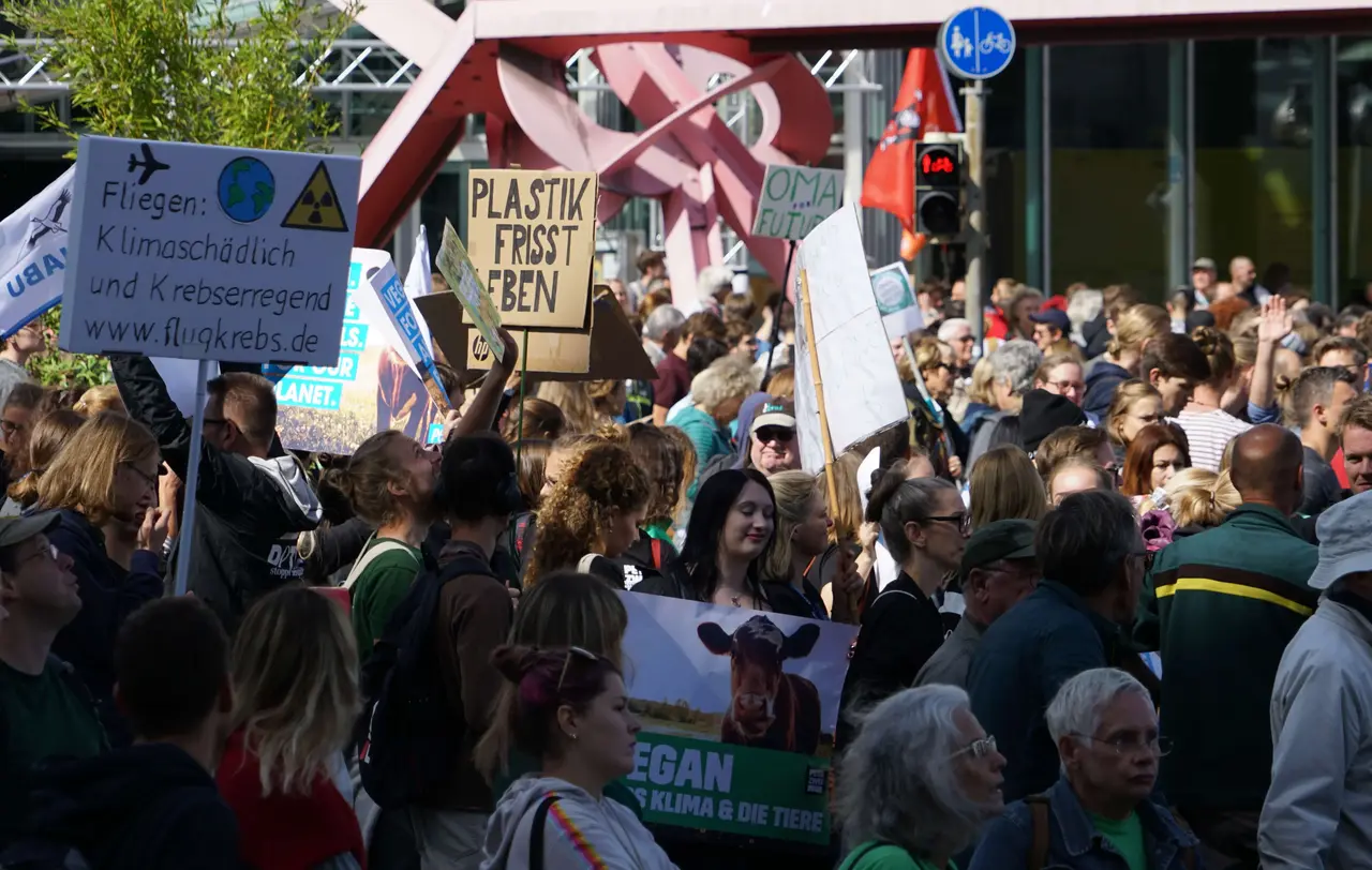 Dicht an dicht drängten sich die Klima-Demonstranten auf dem Rotebühlplatz in Stuttgart.