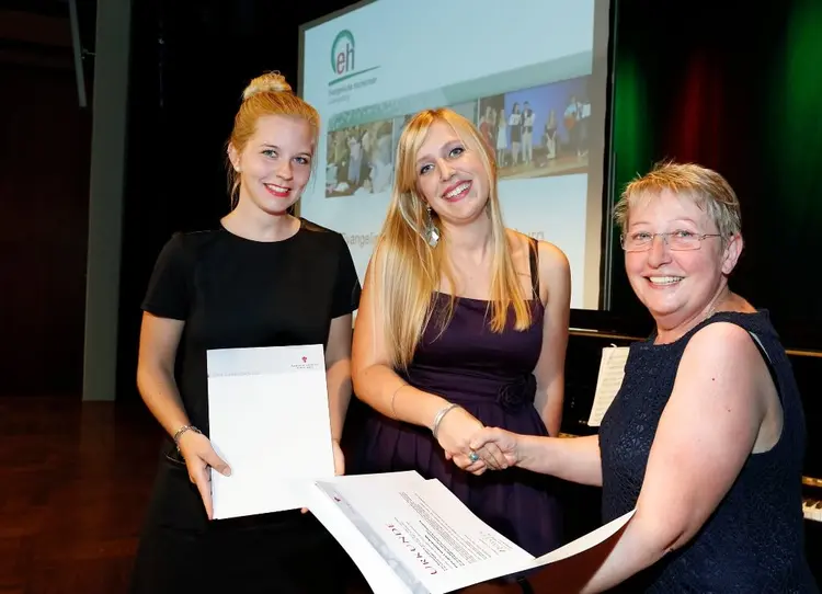 Kirchenrätin Elvira Feil-Götz gratuliert den Absolventinnen Alexandra Peters und Laura Vogel.