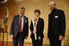 Vlnr Dr. Stephan Goldschmitt, Preisträgerin Henrike Schmidt, Dr. Andreas Leipold, Verleihung Gottesdienstpreis, Herbstsynode 2024
