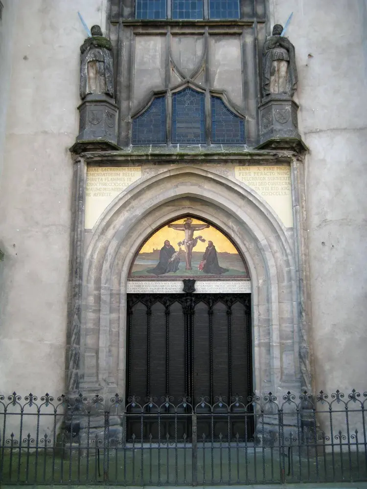Schlosskirche mit Thesentüre