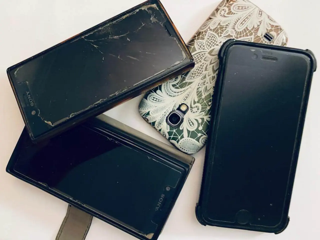 Vergessen und vergraben: So manches alte Handy dümpelt in Schubladen vor sich hin - und mit ihm wertvolle Rohstoffe.