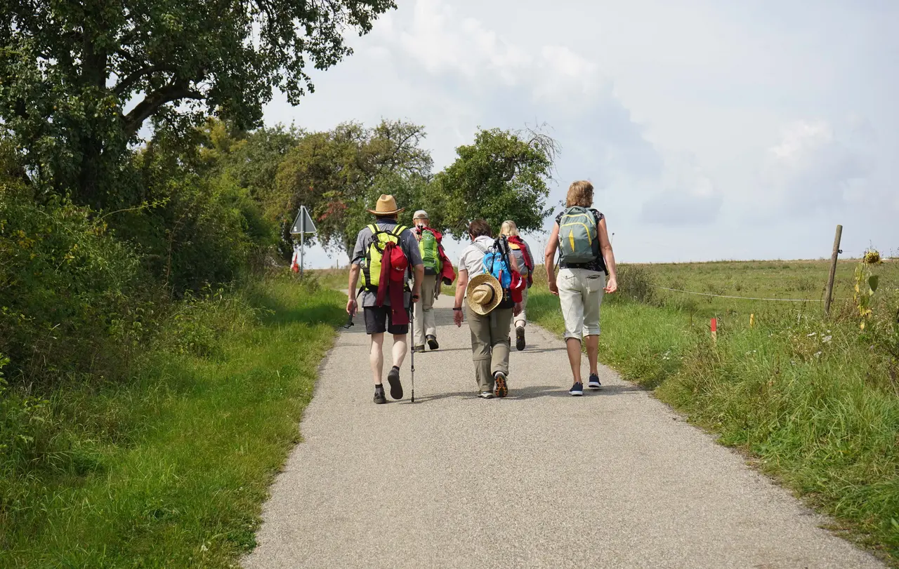 Pilgerbegleitausbildung Pilgerbegleiterinnen und -begleiter sollen für diejenigen da sein, die sich in der Gruppe auf den Weg machen möchten.