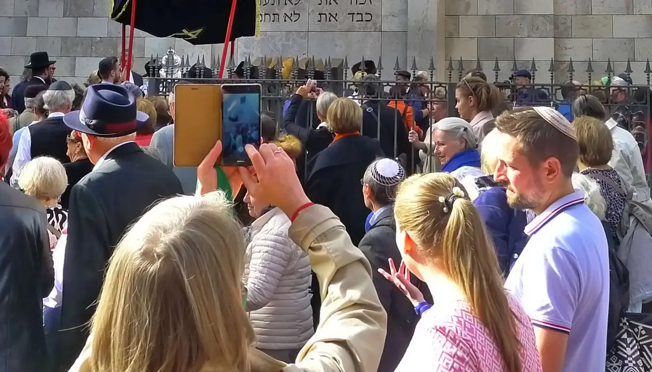 Die Kippa ist die typische Gebets-Kopfbedeckung der Juden - hier bei der Feier der neuen Torarolle in der Stuttgarter Synagoge.