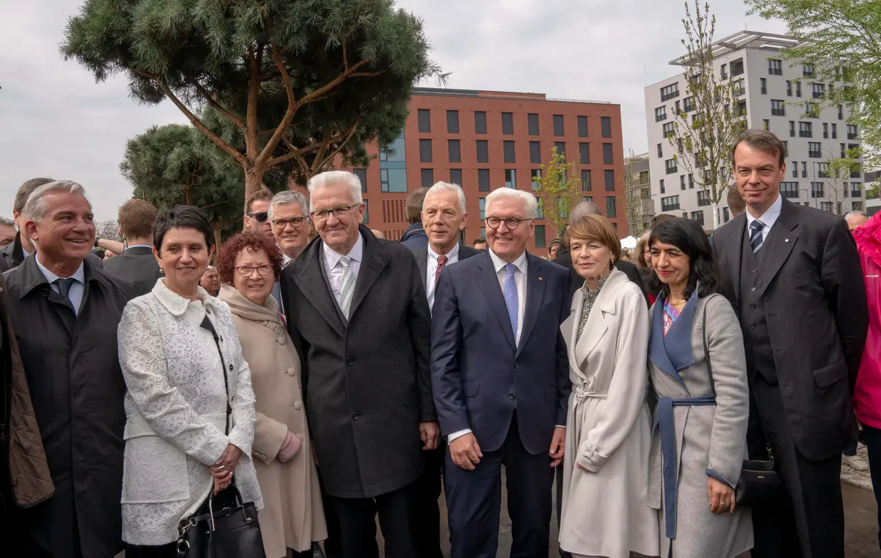 Ministerpräsident Winfried Kretschmann (Grüne, 4.v.l. 1. Reihe) war bereits während der Eröffnung zu Gast bei der Bundesgartenschau - hier in Begleitung unter anderem von Bundespräsident Frank Walter Steinmeier (Archivfoto).