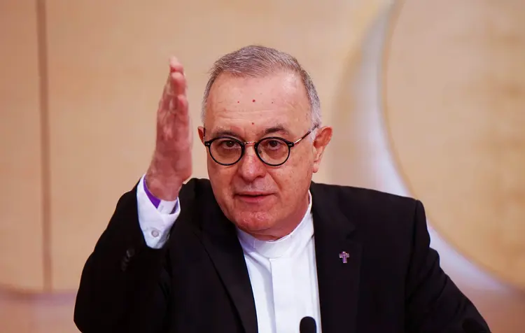 Landesbischof Dr. h. c. Frank Otfried July bei seinem Bericht an die Synode.