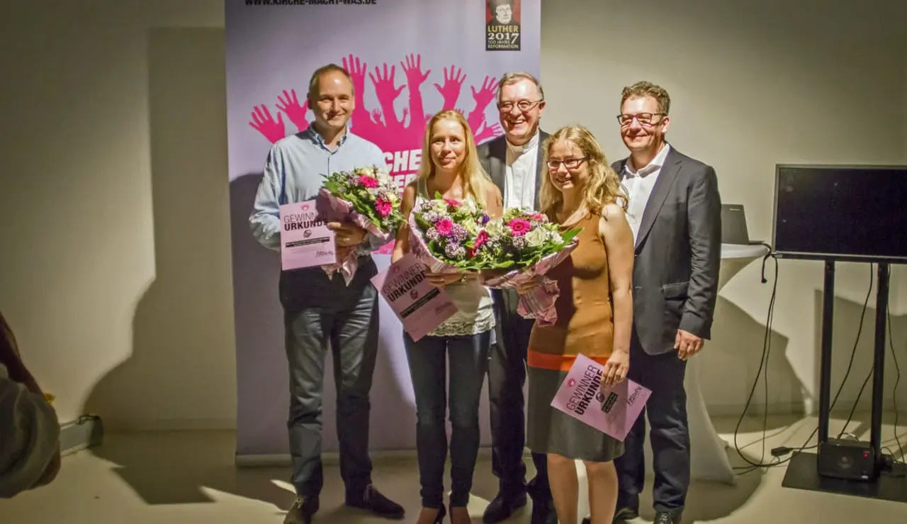 Veit Mathauer, Vertreter der Gruppe „Wir sind Freunde“, Anne Pieplow aus Besigheim, Landesbischof Frank Otfried July, Alina Wimmer aus Fellbach und Kirchenrat Dan Peter (vlnr).