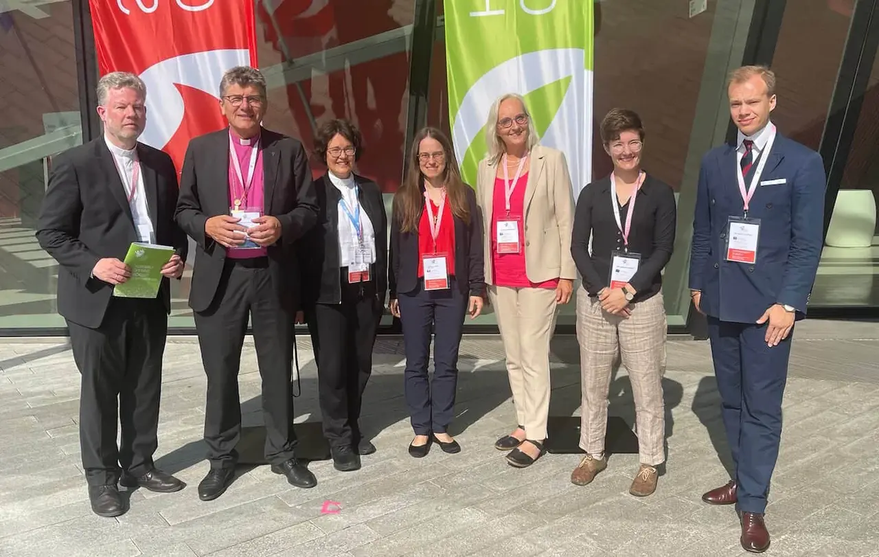 v. r. n. l.: Janek Schröder, Charlotte Horn, Yasna Crüsemann, Susanne Jäckle-Weckert, Kirchenrätin Dr. Christine Keim, Landesbischof Ernst-Wilhelm Gohl, Dr. Jan Peter Grevel (Leitung Bischofsbüro)