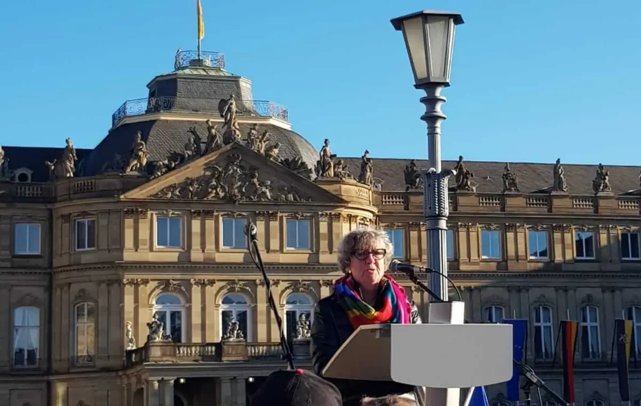 Gabriele Arnold, die Stuttgarter Prälatin, sprach am 27. Januar 2024. am Holocaust-Gedenktag, auf einer Kundgebung auf dem Stuttgarter Schlossplatz.
